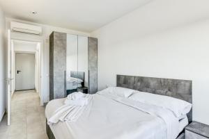 a bedroom with a large white bed with white sheets at Giuliano Superior 3 para 4 personas in Empuriabrava
