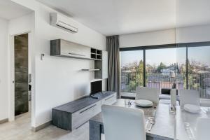 a dining room with a table and chairs and a window at Giuliano Superior 3 para 4 personas in Empuriabrava