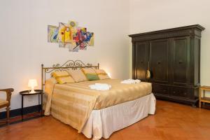 a bedroom with a large bed and a dresser at Villa I Tigli - Pervinca in Campiglia Marittima +33 photos