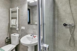 a bathroom with a shower and a toilet and a sink at Giuliano Superior 3 para 4 personas in Empuriabrava