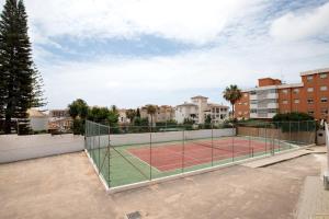 a tennis court in the middle of a city at Apartamento Saltillo Alto in Torremolinos