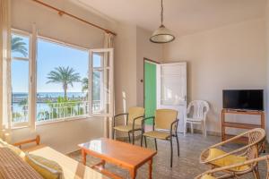 a living room with a view of the ocean at Apartamento las Palmeras 4 in Benicarló