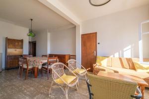 a living room with a table and chairs and a couch at Apartamento las Palmeras 4 in Benicarló