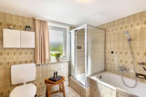 a bathroom with a tub and a shower and a toilet at Ferienwohnung Prinzessinengarten in Jesberg +28 photos