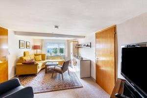 a living room with a yellow couch and a table at Ferienwohnung Prinzessinengarten in Jesberg