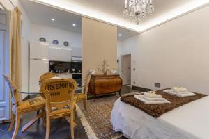 a bedroom with a bed and a table and chairs at Dimora D'Incanto in Ragusa