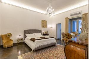 a bedroom with a bed and a table and chairs at Dimora D'Incanto in Ragusa