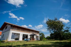 a house on a field with a blue sky at Villa Surf and Golf in Messanges