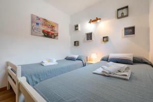 two twin beds in a room with blue sheets at Complejo Colibri 13 in Cambrils +37 photos