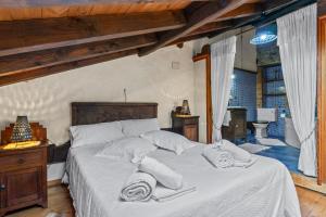 a bedroom with a bed with towels on it at La Breval in Alles
