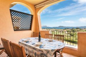 a dining room with a table and chairs and a window at Bia de Bados B5 in Olbia