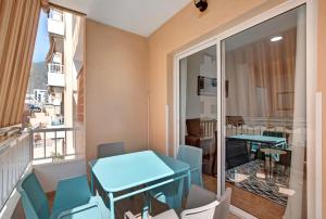a room with a balcony with a table and chairs at Casa Roberto in Candelaria