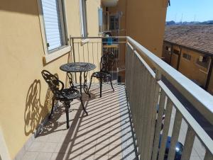 a balcony with two chairs and a table on a balcony at B&B L'Antenna 2 in Chioggia