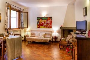 a living room with a couch and a tv at Bilo Camelia in Marina di Grosseto