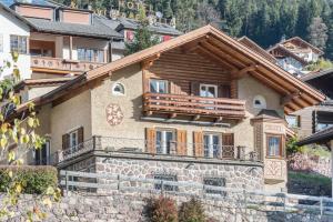 a house with a balcony on a mountain at Villa Soldanella in Ortisei