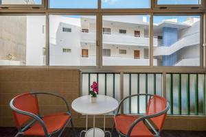 a room with a table and two chairs and a window at Casa Caletillas in Candelaria