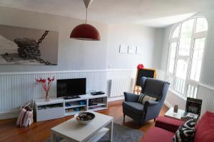 a living room with a couch and a tv at Apartamento luminoso y espacioso en Urdaibai in Elanchove