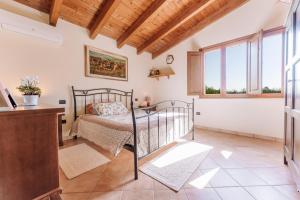 a bedroom with a bed in a room with windows at Casa Serra in Pimentel