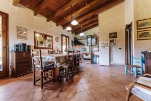 a kitchen and dining room with a table and chairs at Casa Serra in Pimentel