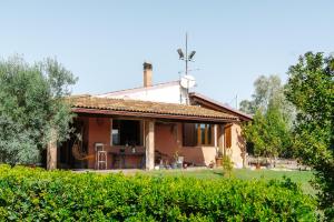 a house in a field with trees in the foreground at Casa Serra in Pimentel