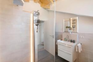 a bathroom with a sink and a mirror at Ferienwohnung Wendelsteinblick in Bad Tölz +23 photos