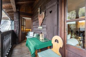 a porch of a house with a table and a window at Ferienappartement 1 - Lockstein in Berchtesgaden
