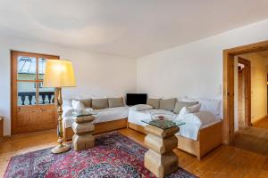 a living room with a couch and a table at Ferienappartement 1 - Lockstein in Berchtesgaden