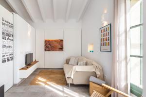 a living room with a couch and a tv at Sa Verdal in El Port de la Selva