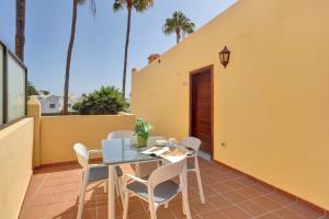 a patio with a table and chairs on a balcony at Oasis Royal F306 in Corralejo