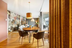 a dining room with a table and chairs at Studio am Schloßteich in Chemnitz
