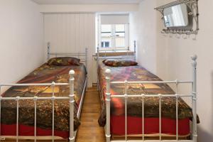 two twin beds in a room with a window at Ferienwohnung Gill in Staufen im Breisgau