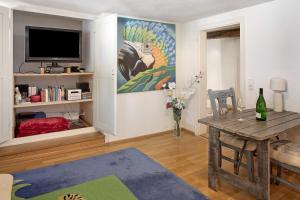 a living room with a table and a tv at Ferienwohnung Gill in Staufen im Breisgau