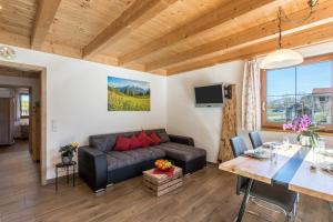 a living room with a couch and a table at Ferienwohnung Rupertiwinkl in Teisendorf