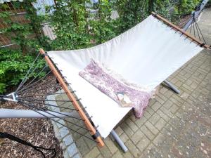an umbrella sitting on a chair on a sidewalk at Mien lüttes Glück -Fewo Backboord in Zempin