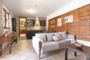 a living room with a couch and a kitchen at Villa La Quinta de Vals in Valsequillo