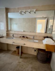 a bathroom with two sinks and a large mirror at Apartamento Puerto Sotogrande in Sotogrande +9 photos