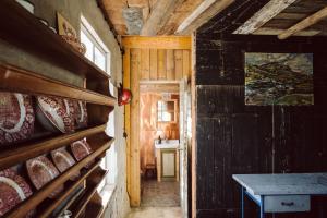 a hallway of a house with a table and a sink at Projektraum Obst und Sterne in Rensow