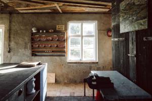 an old kitchen with a table and a window at Projektraum Obst und Sterne in Rensow