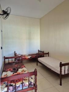 a room with two bunk beds in it at Casa com piscina em Maringá in Maringá