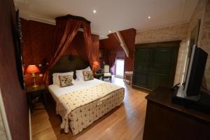 a bedroom with a bed and a television at Domaine du Boisniard in Chambretaud +152 photos