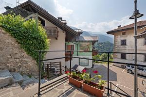 a balcony of a house with some plants on it at Camera Meridiana in Roncone