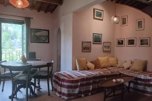 a living room with a couch and a table at Villa con parco e piscina-Camaiore in Nocchi