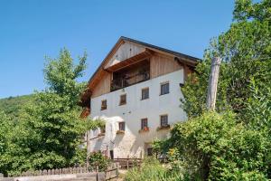a large white house with a wooden roof at Rielingerhof in Collalbo