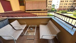 a balcony with two chairs and a small pool at Appartamento Ely in Pioltello