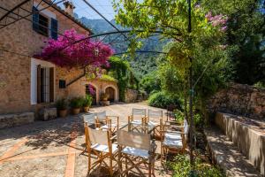 a patio with chairs and a table in front of a building at Sa Cabana d'es Vicari in Fornalutx