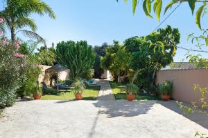 a garden with potted plants and a fence at Chalet Rural El Chorrillo in Conil de la Frontera