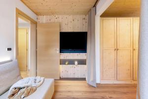a living room with a couch and a flat screen tv at Ferienwohnung Lavendel Thalerhof in Ponte Nova