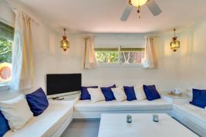 a living room with a couch and a tv at Villa Tessa in Marbella