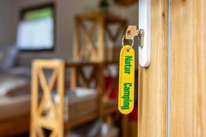 a yellow tag on a door in a bedroom at Haus am Bach in Schönmünzach