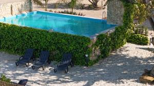a group of chairs sitting next to a swimming pool at Casa Castelão in Palmela +16 photos